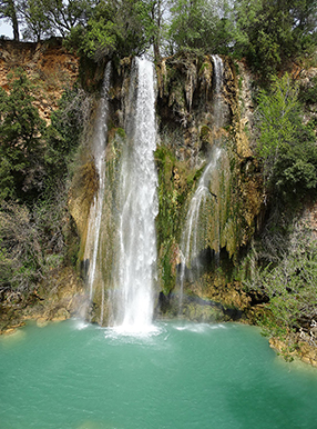 آبشار 22 متری فیروزه ای