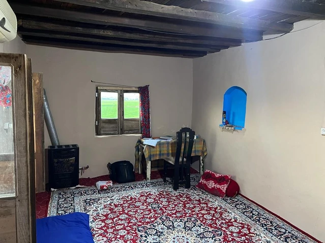 اتاق کف خواب اقامتگاه بومگردی عاروس ویشه آمل