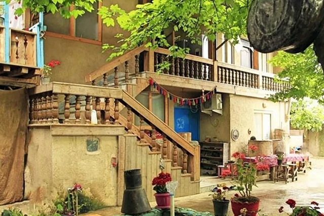 نمای کلی اقامتگاه بومگردی عاروس ویشه آمل