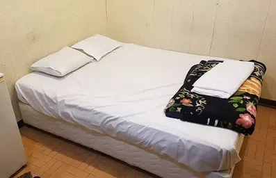 اتاق دو تخته در هتل طهران آبادان با یک تخت دونفره