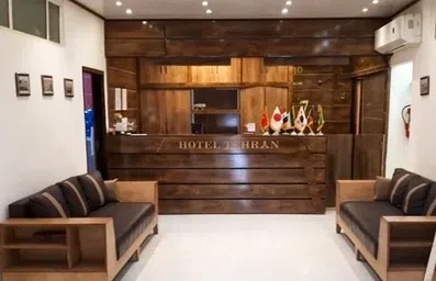 فضای کوچک و مبله شده لابی به همراه پذیرش هتل طهران آبادان