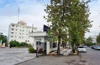 نمای ساختمان سفید هتل ابریشمی لاهیجان از خیابان