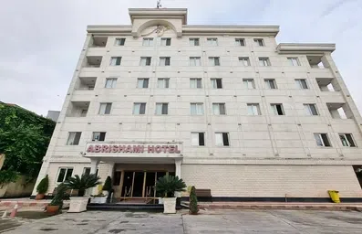 ساختمان سفید هتل ابریشمی لاهیجان از نمای پایین