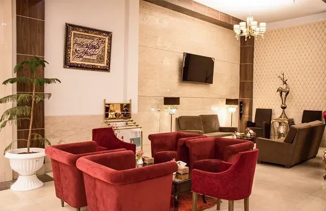 لابی هتل آفتاب شرق مشهد با مبلمان راحتی قرمز