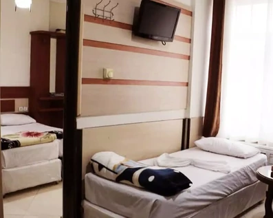 اتاق سه تخته هتل آپارتمان اخوان مشهد