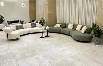 مبلمان روشن راحتی در لابی بزرگ هتل النبلا 2 نجف