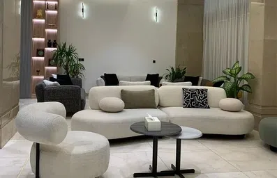 فضای روشن و بزرگ لابی با مبلمان راحتی در هتل النبلا 2 نجف