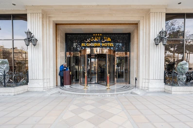 درب ورودی شیشه ای و اتومات هتل الغدیر مشهد