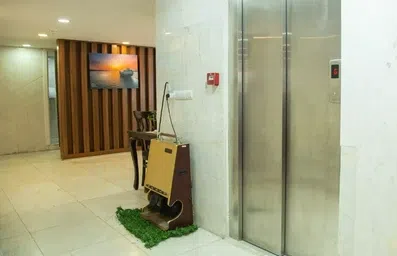 آسانسور و ماشین واکس کفش در لابی هتل آلاله سام و زال قشم