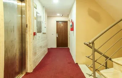راهرو طبقات و آسانسور در هتل آلاله سام و زال قشم