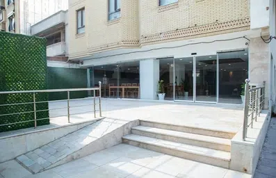 ورودی هتل آلاله سام و زال قشم با درب اتوماتیک شیشه ای