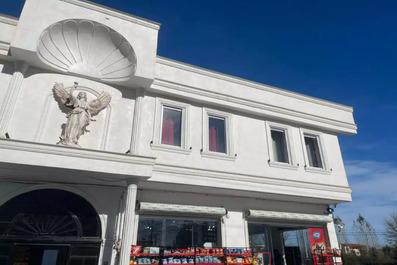 نمای بیرونی هتل امیران پلاس بندر انزلی