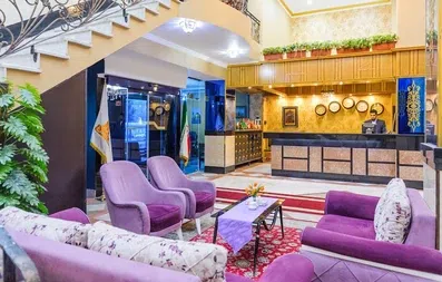 لابی شیک و مبله شده هتل ارس مشهد با دکور بنفش و یاسی