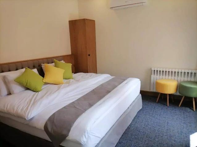 اتاق دو تخته دبل با دکور شیک و مینیمال در هتل آرشا کلاب تهران