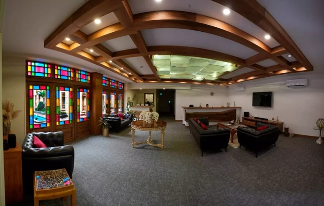 لابی شیک هتل آرشا کلاب تهران با دکور سنتی جذاب