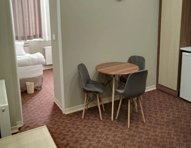 اتاق مبله  با آینه میز ناهار خوری و اتاق  خواب