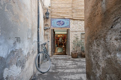 درب کوچک ورودی اقامتگاه سنتی آشتی کنان مشهد