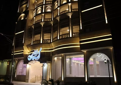 نمای هتل آسمان در شب