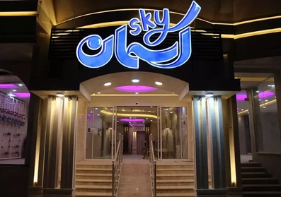 نمای هتل آسمان در شب
