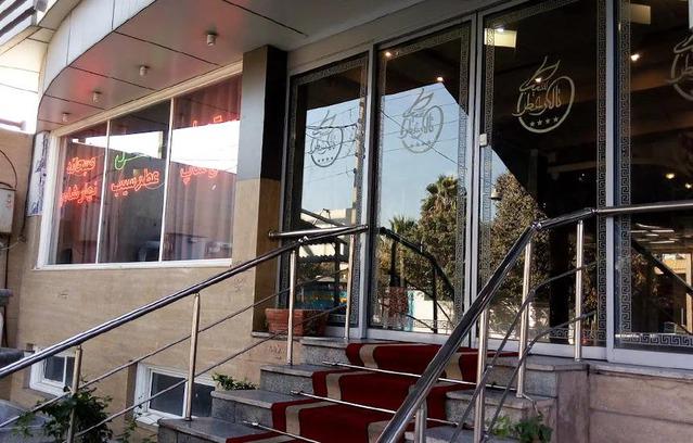 در شیشه ای و پله های ورودی هتل عطر سیب سیرجان