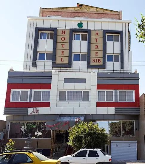 ساختمان هتل عطر سیب سیرجان با نمای سفید، خاکستری و قرمز