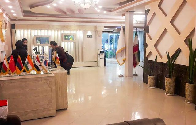 پذیرش هتل عطر سیب سیرجان با نمای سنگی