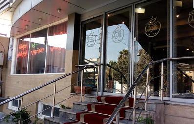 در شیشه ای و پله های ورودی هتل عطر سیب سیرجان