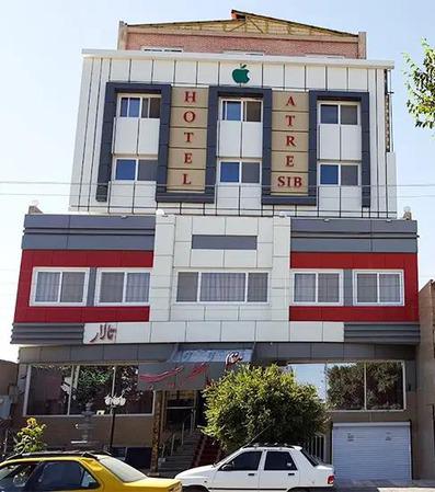 ساختمان هتل عطر سیب سیرجان با نمای سفید، خاکستری و قرمز