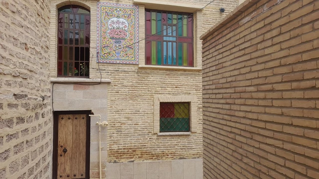 نمای آجری و درب ورودی کوچک اقامتگاه بومگردی عطاءالدوله شیراز