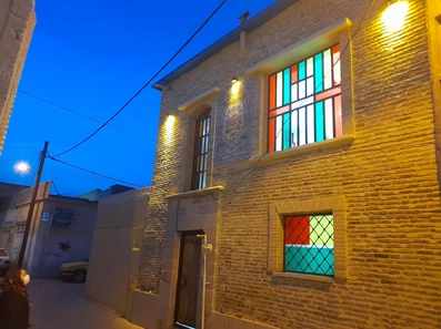 نمای آجری اقامتگاه بومگردی عطاءالدوله شیراز با شیشه های رنگی