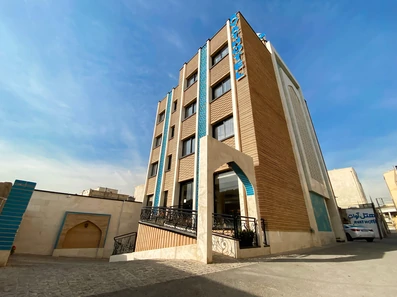 تصویر کادر بسته از ساختمان هتل آوات اصفهان با نمای قهوه ای رنگ