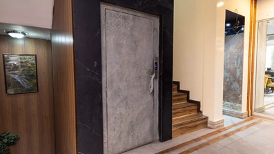 آسانسور و راه پله در لابی هتل اورین تهران