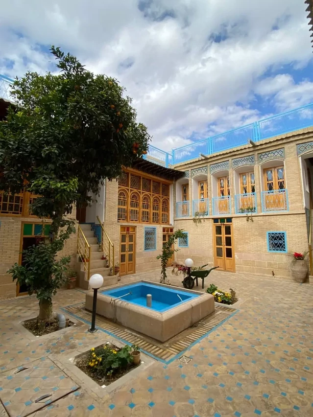 حیاط اندرونی در ساختمان قاجاری اقامتگاه بابا باشی شیراز