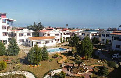 محوطه داخلی هتل باغ ارغوان رامسر