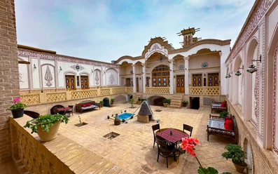 نمای حیاط اقامتگاه سنتی باران آران و بیدگل