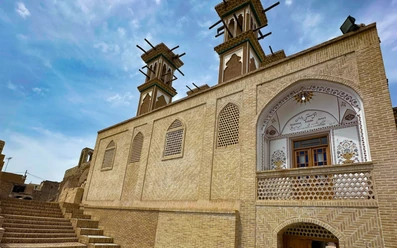 نمای حیاط اقامتگاه سنتی باران آران و بیدگل