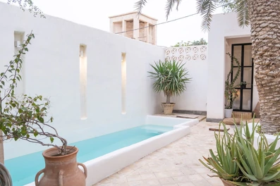 فضای داخلی و نمای آبنما اقامتگاه بومگردی خانه باور قشم