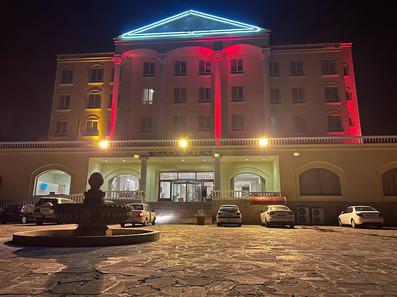 نمای هتل در شب