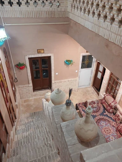 پله های آجری در اقامتگاه بومگردی چهار قنات یزد