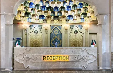 میز پذیرش با مقرنس های خیره کننده در هتل چهارباغ اصفهان