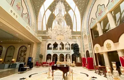 لابی خیره کننده هتل چهارباغ اصفهان با تزئینات دیواری به سبک صفوی