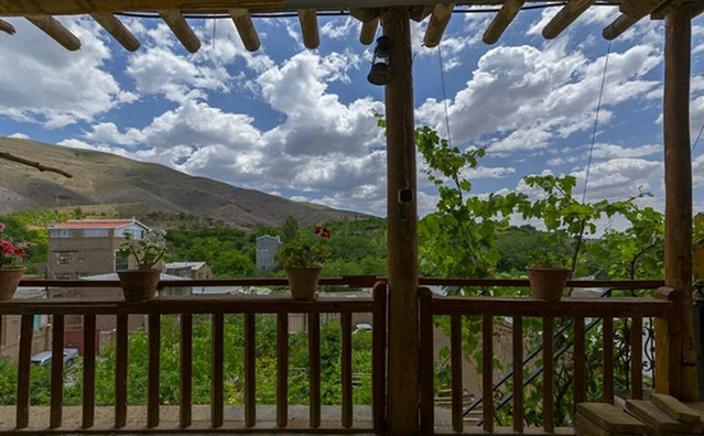 منظره تراس اقامتگاه بوم گردی چنارستان دررود نیشابور در فصل بهار