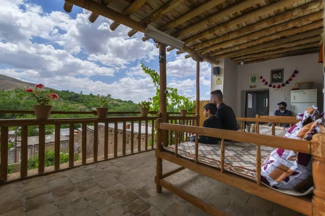 منظره تراس اقامتگاه بوم گردی چنارستان دررود نیشابور در فصل بهار