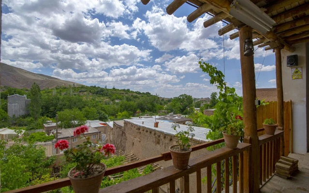 منظره تراس اقامتگاه بوم گردی چنارستان دررود نیشابور در فصل بهار