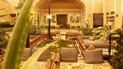 فضای داخلی اقامتگاه سنتی دالان بهشت یزد در روز