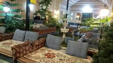 فضای حیاط اقامتگاه سنتی دالان بهشت یزد در شب