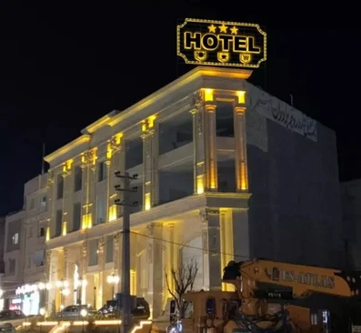 نمای کلی هتل دایان فیروزکوه در شب