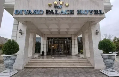 ورودی هتل دیاکو پالاس ارومیه با در اتوماتیک شیشه ای