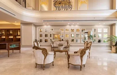 لابی هتل دیاکو پالاس ارومیه به همراه مبلمان سلطنتی سفید و تلویزیون و خودپرداز