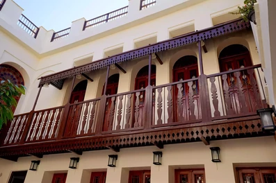 پنج دری و تراس در اقامتگاه دنسه ریحان به سبک معماری سنتی بوشهری